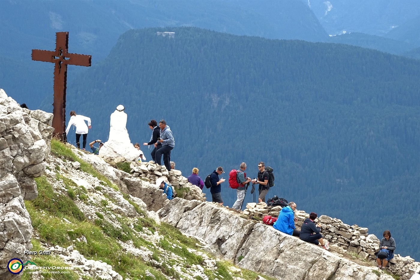 59 Grande afflusso di visitatori al Cristo Pensante.JPG